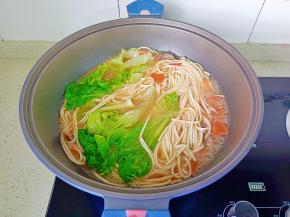 待挂面熟透时，加盐一勺调味，加入生菜烫熟即可。