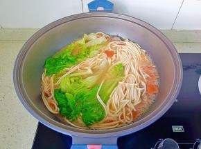 待挂面熟透时，加盐一勺调味，加入生菜烫熟即可。