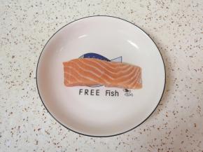 三文鱼洗干净，用厨房用纸吸干表面水分。