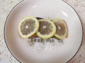 放黑胡椒粉和生抽用手抓捏均匀，放上柠檬片腌制半个小时。