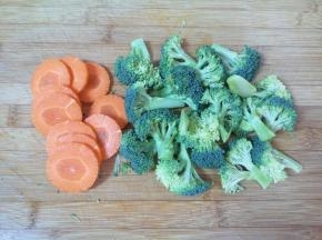 西兰花切成小朵，用淡盐水浸泡10分钟左右清洗干净，胡萝卜切成片。