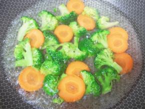 锅里放水烧开，下入西兰花和胡萝卜，加入几滴橄榄油和少许盐焯熟，捞出过凉水备用。
