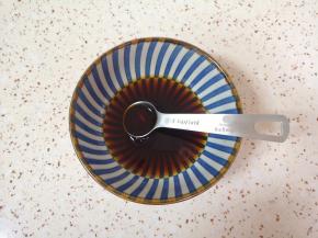 小碗里加入生抽、蜂蜜和清水，搅拌均匀调成照烧汁备用。