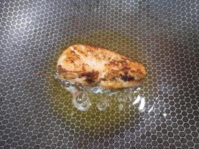 锅里倒入适量橄榄油，放入腌制好的三文鱼，中小火煎至四面金黄。