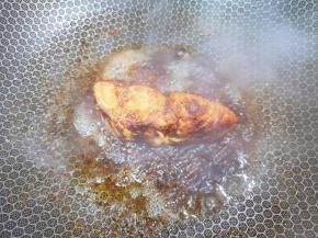 倒入调好照烧汁，中小火煮至三文鱼入味关火。