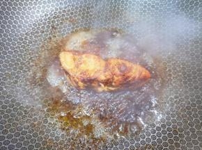 倒入调好照烧汁，中小火煮至三文鱼入味关火。