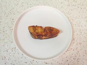 将煮好的三文鱼放入盘子。