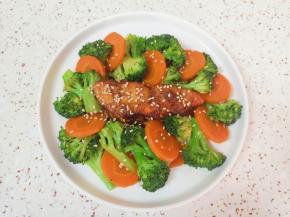 放焯熟的西兰花和胡萝卜摆盘，撒上熟白芝麻。