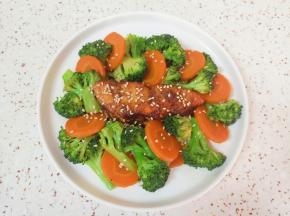 放焯熟的西兰花和胡萝卜摆盘，撒上熟白芝麻。