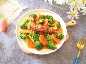 浇上照烧汁，照烧三文鱼完成。