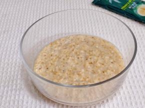 藜麦粥倒入大碗中。