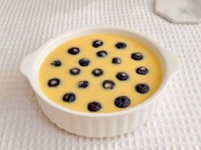 摆入洗好的蓝莓。