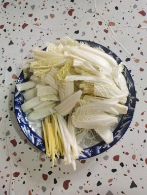 生姜去皮切成丝，葱白切成丝，白菜洗净切成丝备用！