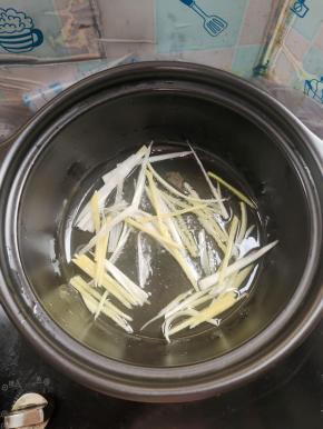 起锅烧油，放入姜丝，葱丝爆香！