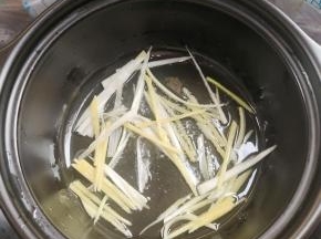 起锅烧油，放入姜丝，葱丝爆香！