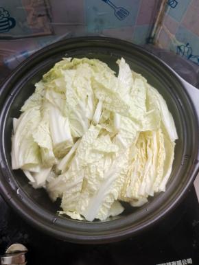 放入切好的白菜丝！