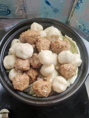 放入肉丸！(猪肉丸是前一段时间做的肉丸，没吃完，放在冰箱冷冻保存着，鱼丸是今天早上去超市买的现成的！)