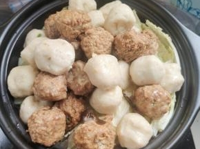 放入肉丸！(猪肉丸是前一段时间做的肉丸，没吃完，放在冰箱冷冻保存着，鱼丸是今天早上去超市买的现成的！)