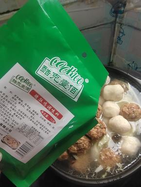放入一大勺猪肚鸡调味料！(这个猪肚鸡调味料，味道已经调配好，有了它，其他的调料都不需要放了，特别简单，味道还很鲜美！)
