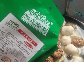 放入一大勺猪肚鸡调味料！(这个猪肚鸡调味料，味道已经调配好，有了它，其他的调料都不需要放了，特别简单，味道还很鲜美！)