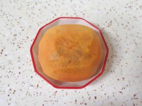 脆柿子去皮洗干净。