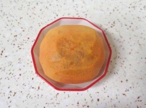 脆柿子去皮洗干净。