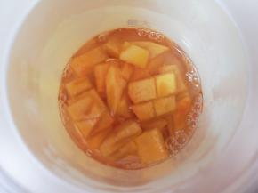 放入榨汁杯，加温水至榨汁杯最大量处。