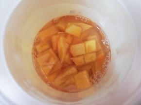 放入榨汁杯，加温水至榨汁杯最大量处。