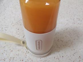 启动榨汁杯，一分钟时间不到，柿子汁就榨好了。