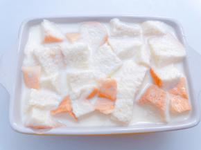 把做好的蛋奶液淋在吐司上，总勺子压一压胖每一块吐司都吸饱蛋奶液