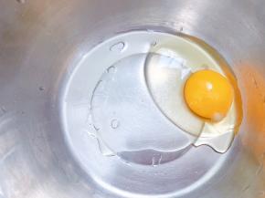 盆里一个鸡蛋打散