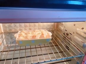 放入预热好的烤箱中层180度烤20分钟，蛋奶液凝固表面金黄出炉