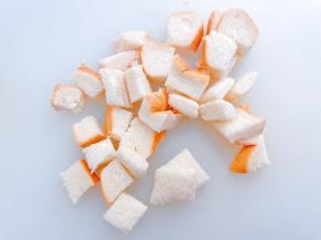 吐司切成小块，我没有去边一样好吃的