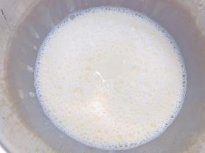 加入牛奶搅拌均匀