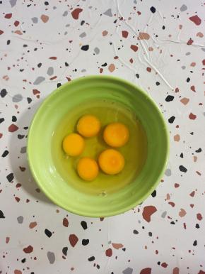 准备5个土鸡蛋，磕入碗中备用！也可以根据自己的喜好把鸡蛋打散！