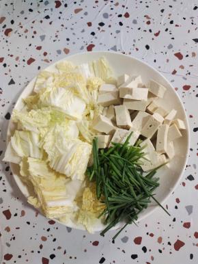 白菜洗净切成小块，豆腐切成小块，葱切成段备用！