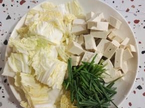 白菜洗净切成小块，豆腐切成小块，葱切成段备用！