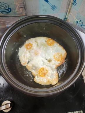 起锅烧油，放入鸡蛋煎至两面金黄！