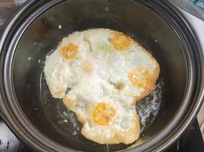 起锅烧油，放入鸡蛋煎至两面金黄！