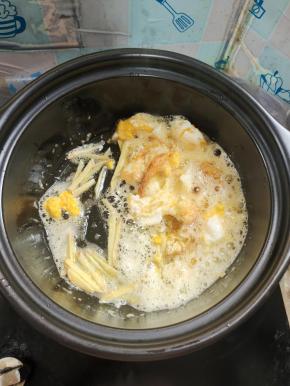 把煎好的鸡蛋用铲子弄成小块，放入姜丝爆香！