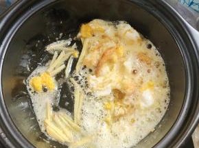 把煎好的鸡蛋用铲子弄成小块，放入姜丝爆香！
