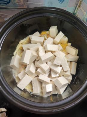 放入切好的豆腐！