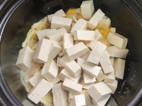 放入切好的豆腐！