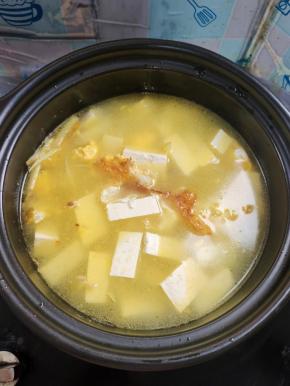 加入适量的开水！(记得一定要加开水哦！这样炖出来的汤才会呈现奶白色！)