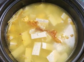 加入适量的开水！(记得一定要加开水哦！这样炖出来的汤才会呈现奶白色！)