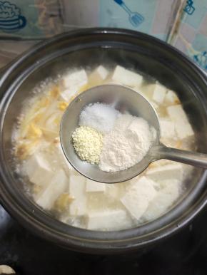 加入适量的盐，鸡精，cook100猪肚鸡调味料(没有的也可以不放，适当增加鸡精的用量也可以！)