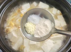 加入适量的盐，鸡精，cook100猪肚鸡调味料(没有的也可以不放，适当增加鸡精的用量也可以！)