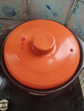 盖上盖子，转中小火炖5分钟！