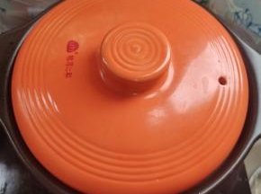 盖上盖子，转中小火炖5分钟！