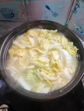 加入切好的白菜，再次炖煮2分钟！